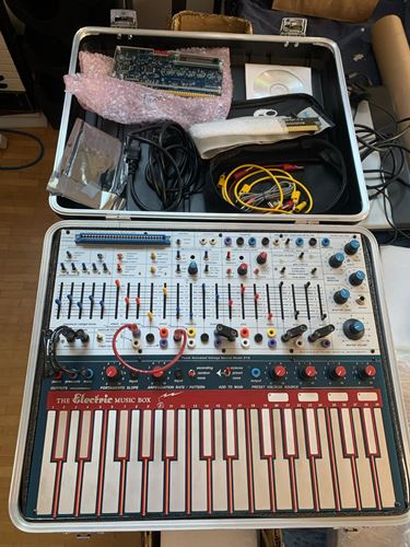 Buchla-Easel"